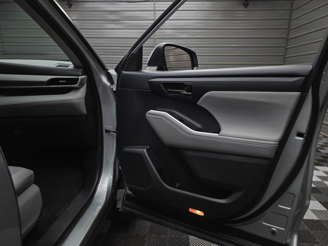 Used 2021 Toyota Highlander LE FWD image 33
