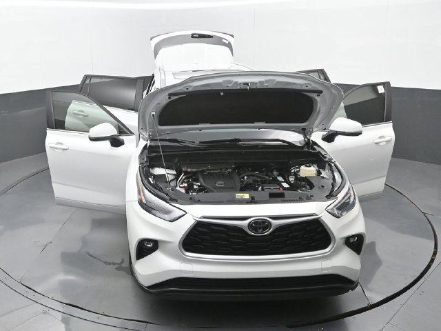Used 2024 Toyota Highlander XLE AWD/4WD image 37