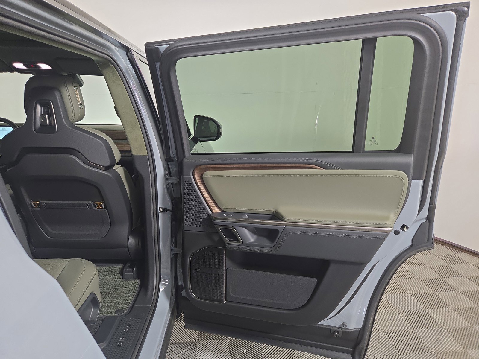 Used 2024 Rivian R1S Adventure image 19