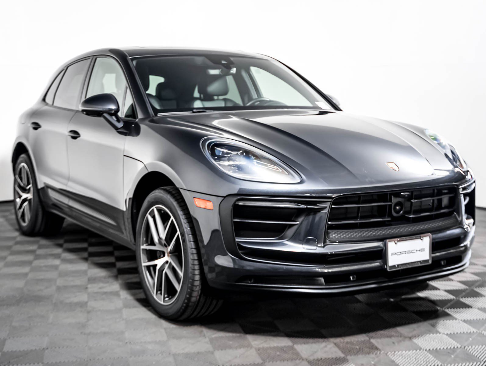Certified 2024 Porsche Macan w/ Premium Plus Package AWD/4WD image 8