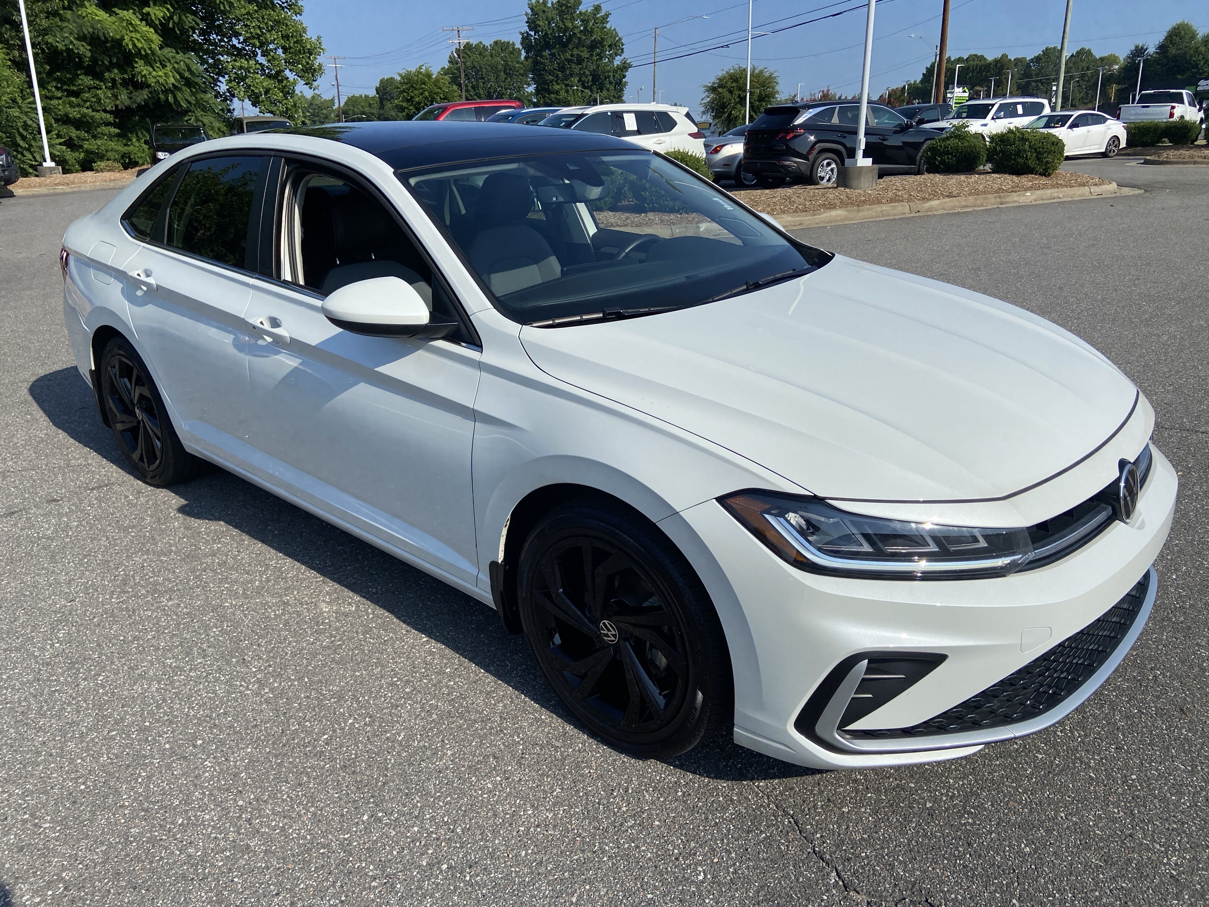 Used 2025 Volkswagen Jetta SE FWD image 3