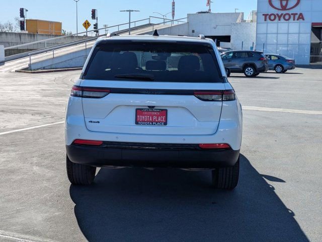 Used 2024 Jeep Grand Cherokee Altitude image 9