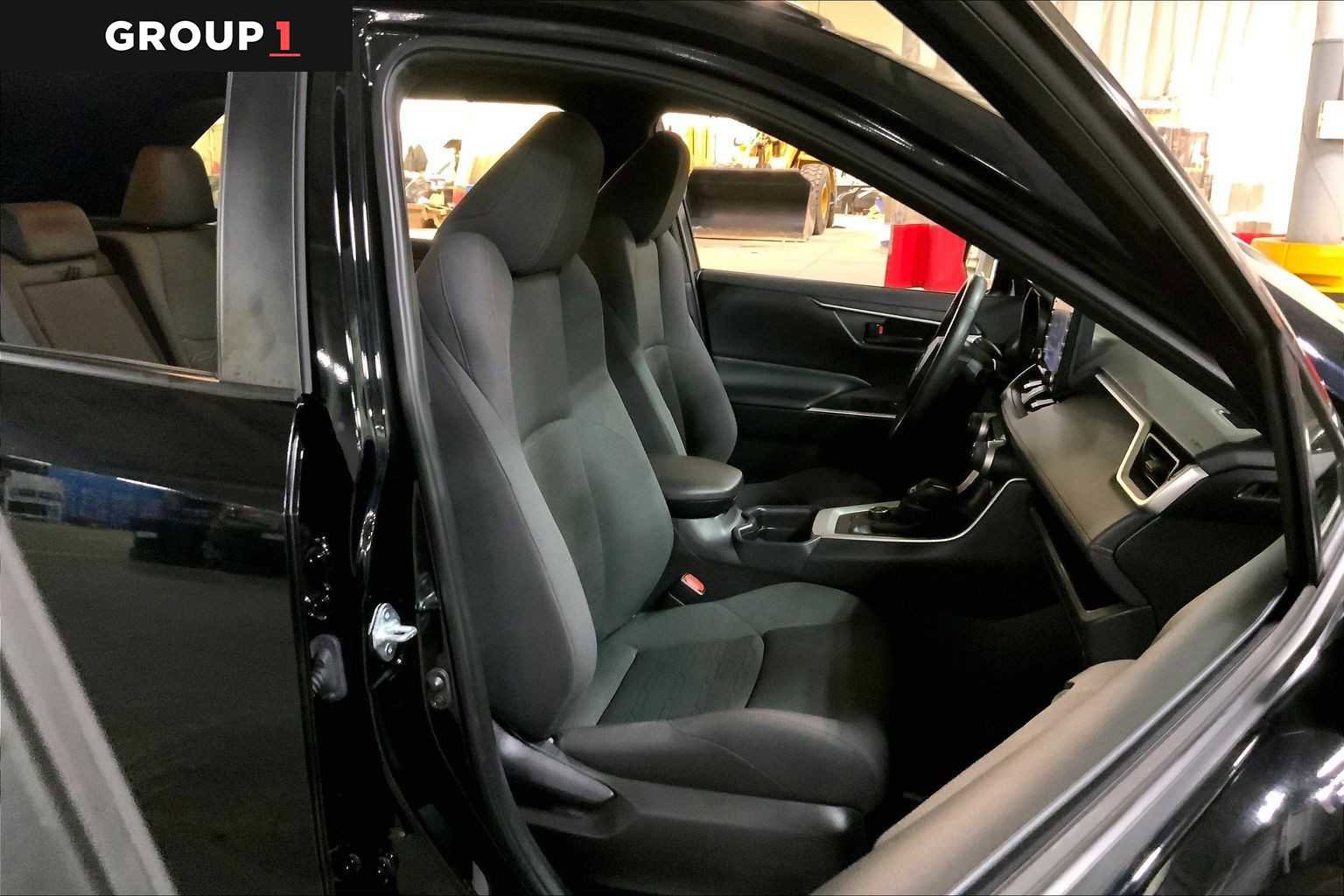 Used 2021 Toyota RAV4 SE AWD/4WD image 9