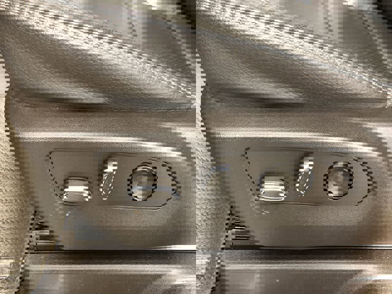 Used 2022 GMC Yukon Denali w/ Denali Premium Package image 12