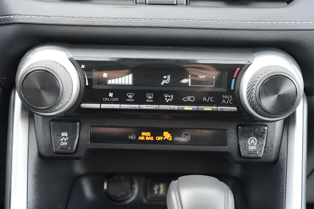 Used 2025 Toyota RAV4 LE AWD/4WD image 32