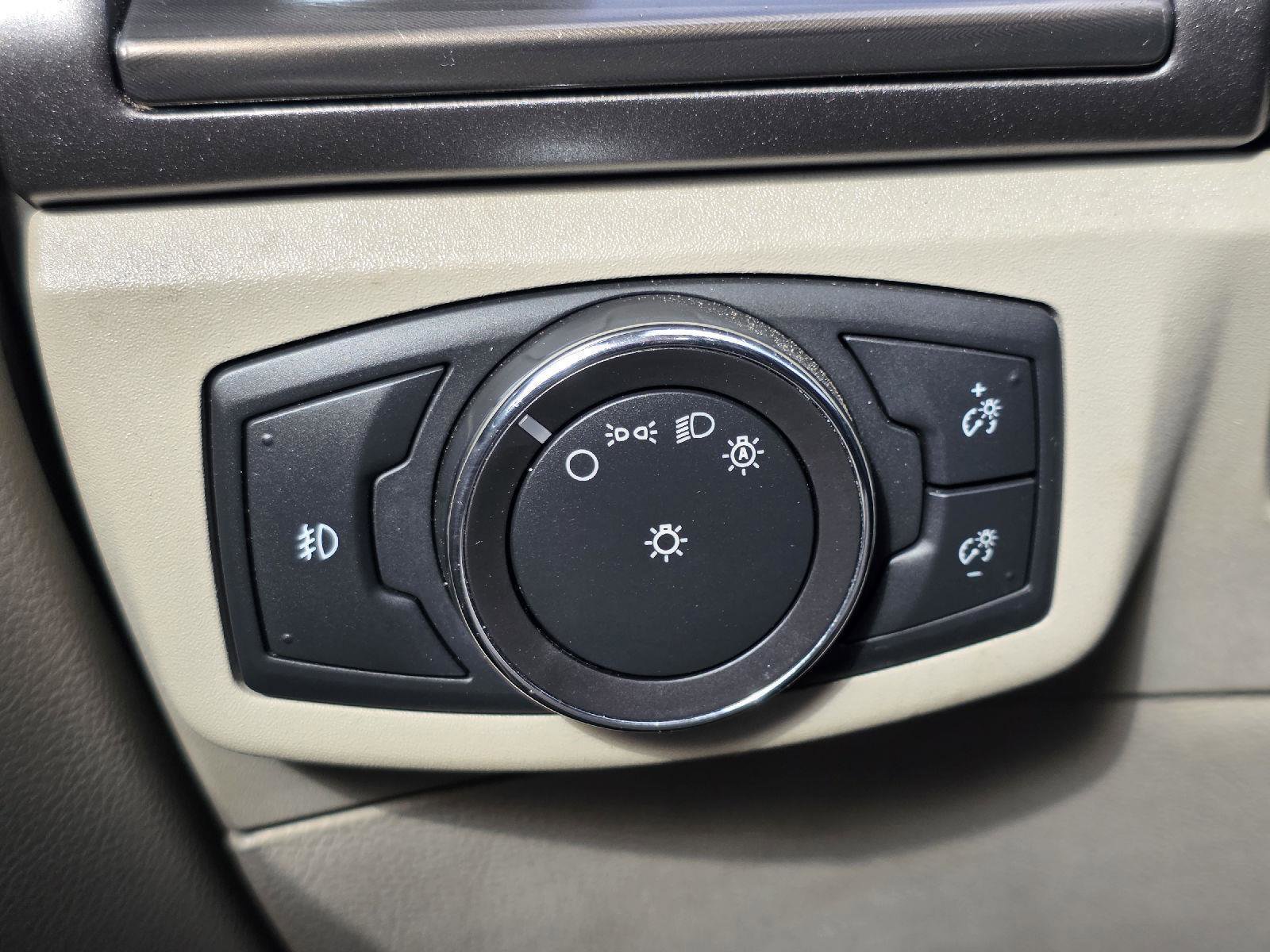 Used 2017 Ford Fusion SE w/ Fusion SE Technology Package image 11