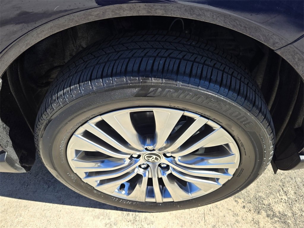 Used 2024 Toyota Venza XLE image 10