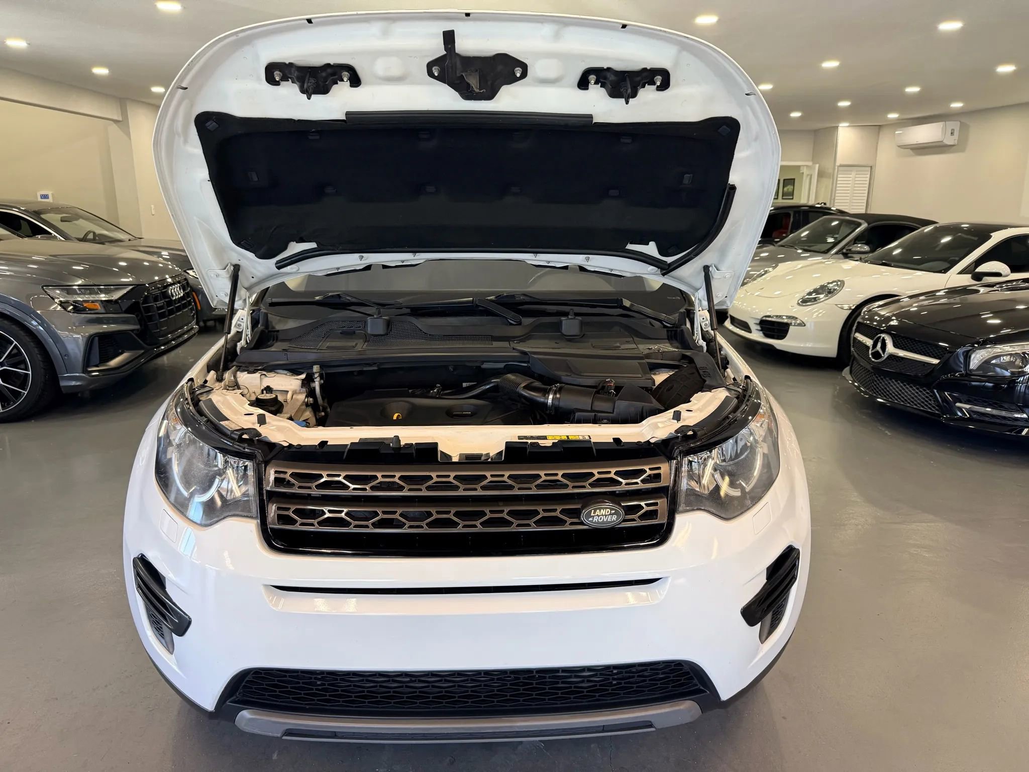 Used 2017 Land Rover Discovery Sport SE AWD/4WD image 40