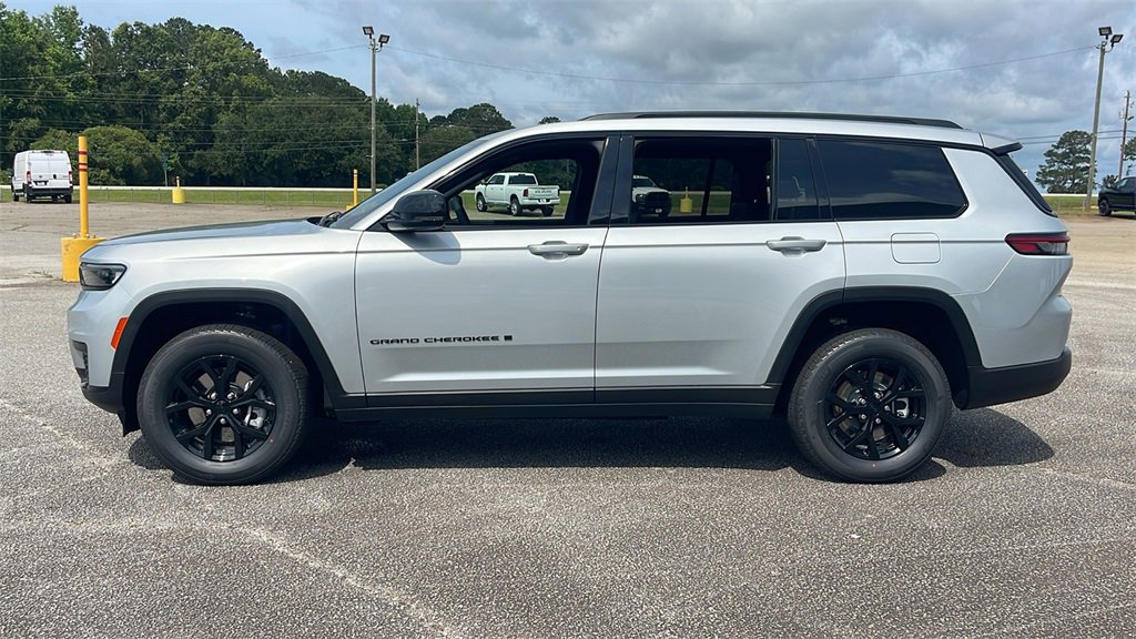New 2025 Jeep Grand Cherokee L Laredo image 5