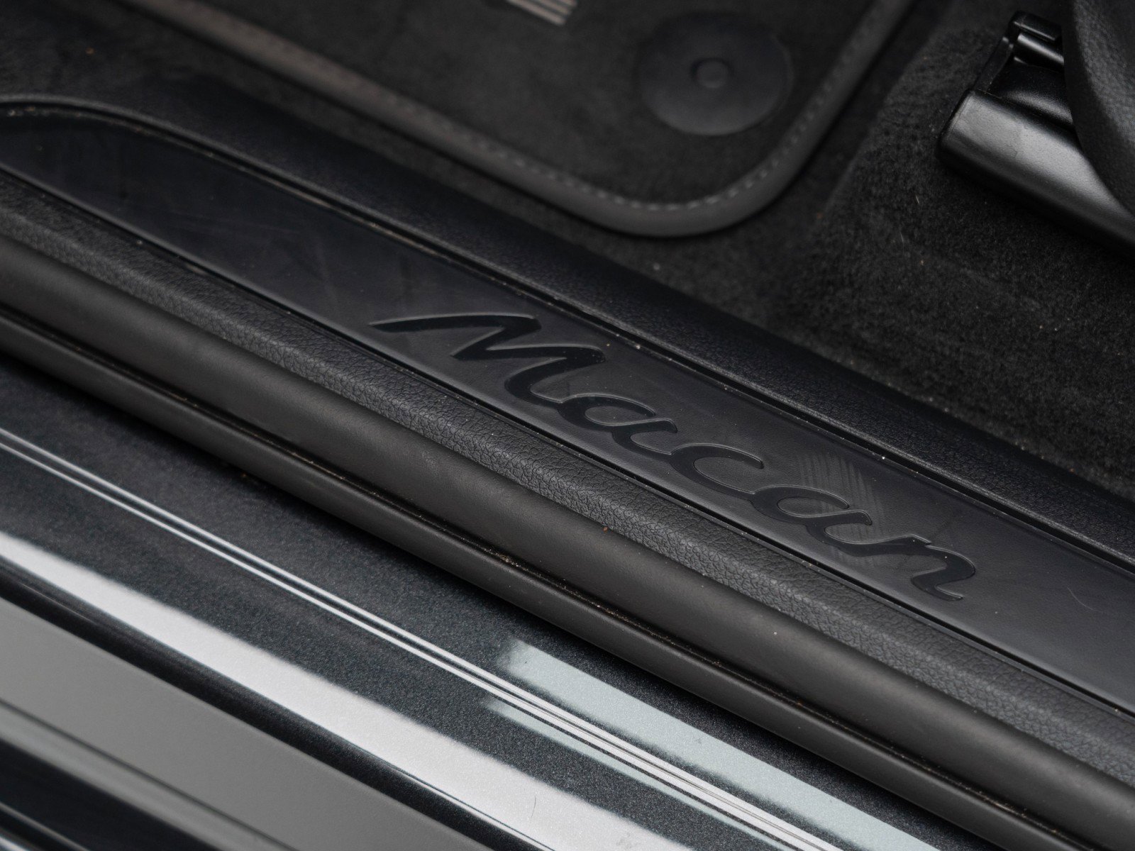 Certified 2023 Porsche Macan AWD/4WD image 24