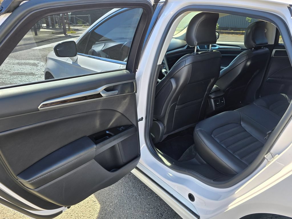 Used 2016 Ford Fusion SE w/ Equipment Group 202A FWD image 14