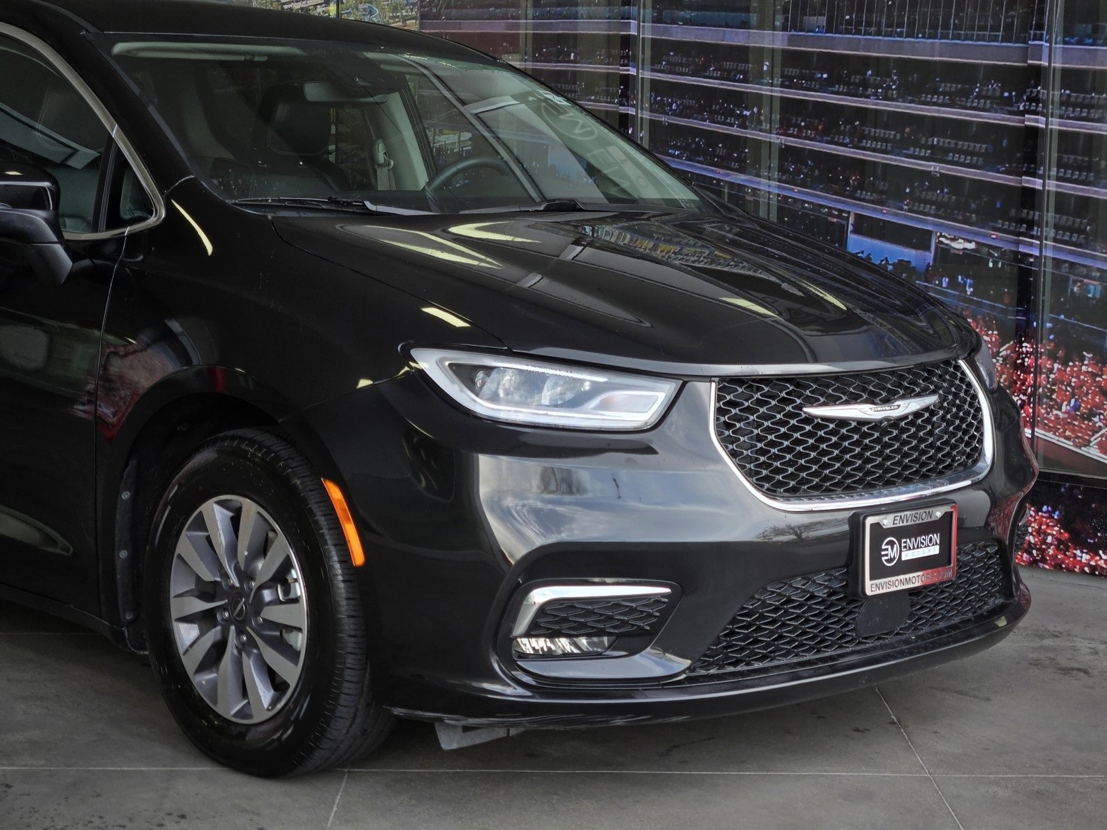 Used 2023 Chrysler Pacifica Touring-L image 2