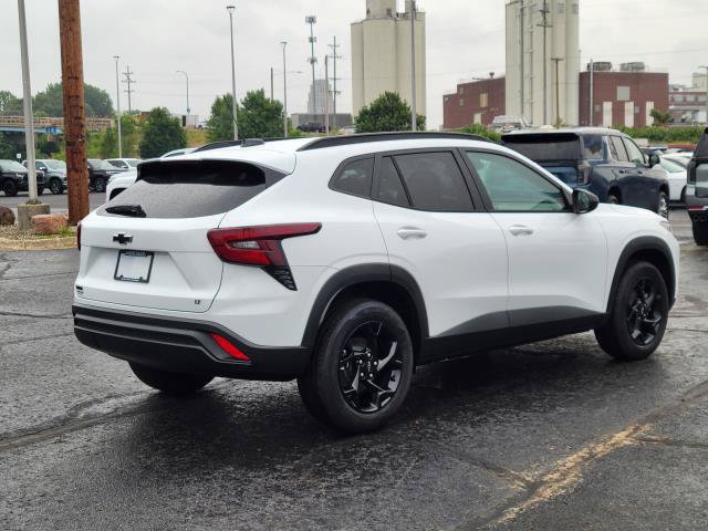 New 2026 Chevrolet Trax LT w/ Midnight Edition FWD image 2