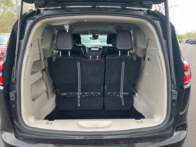 Used 2024 Chrysler Pacifica Touring-L FWD image 22
