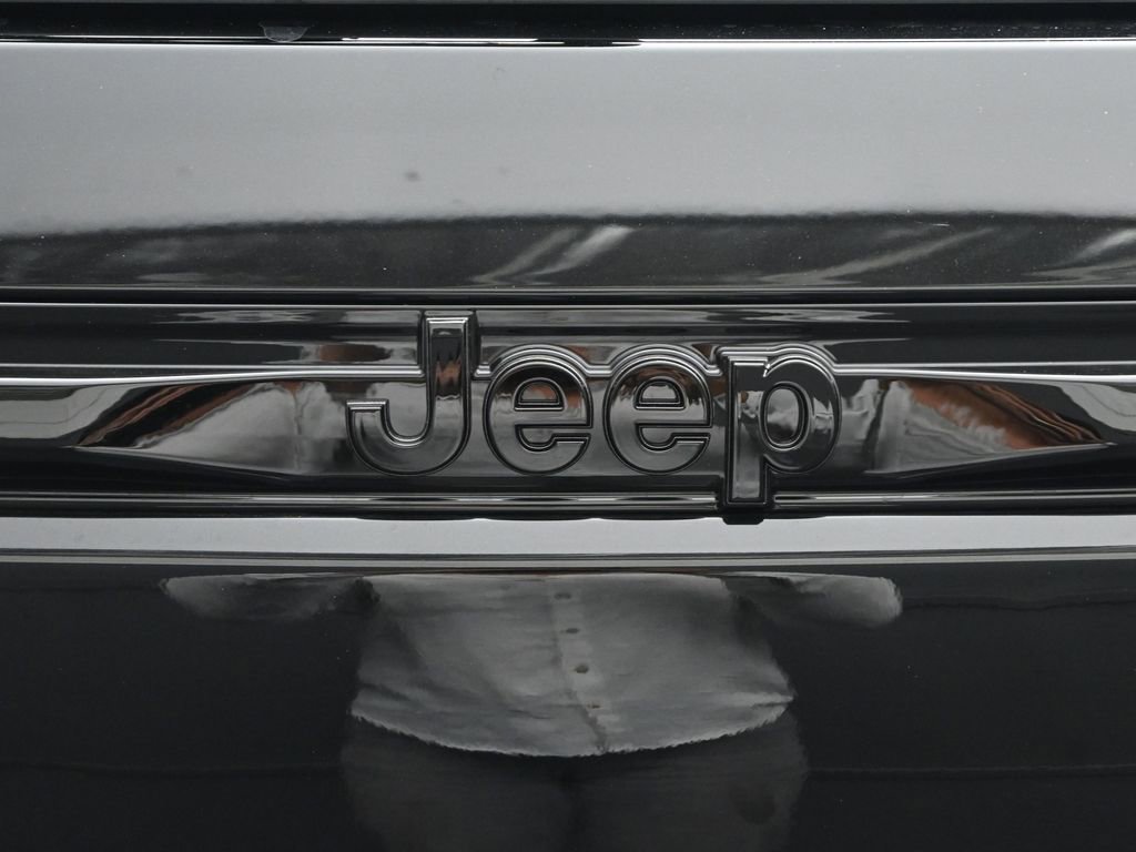 New 2025 Jeep Grand Cherokee Altitude image 16