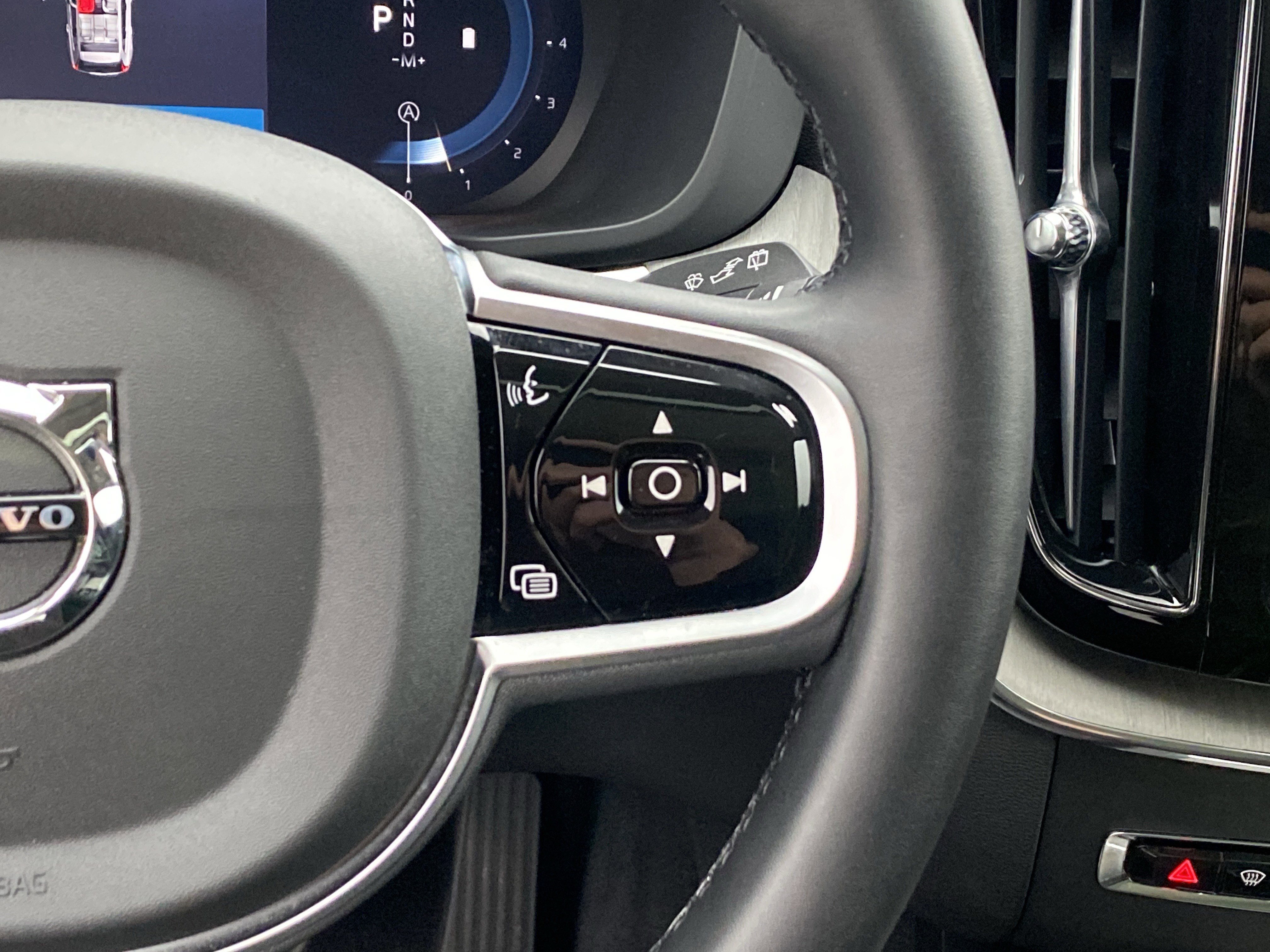 Used 2025 Volvo XC60 B5 Plus image 28