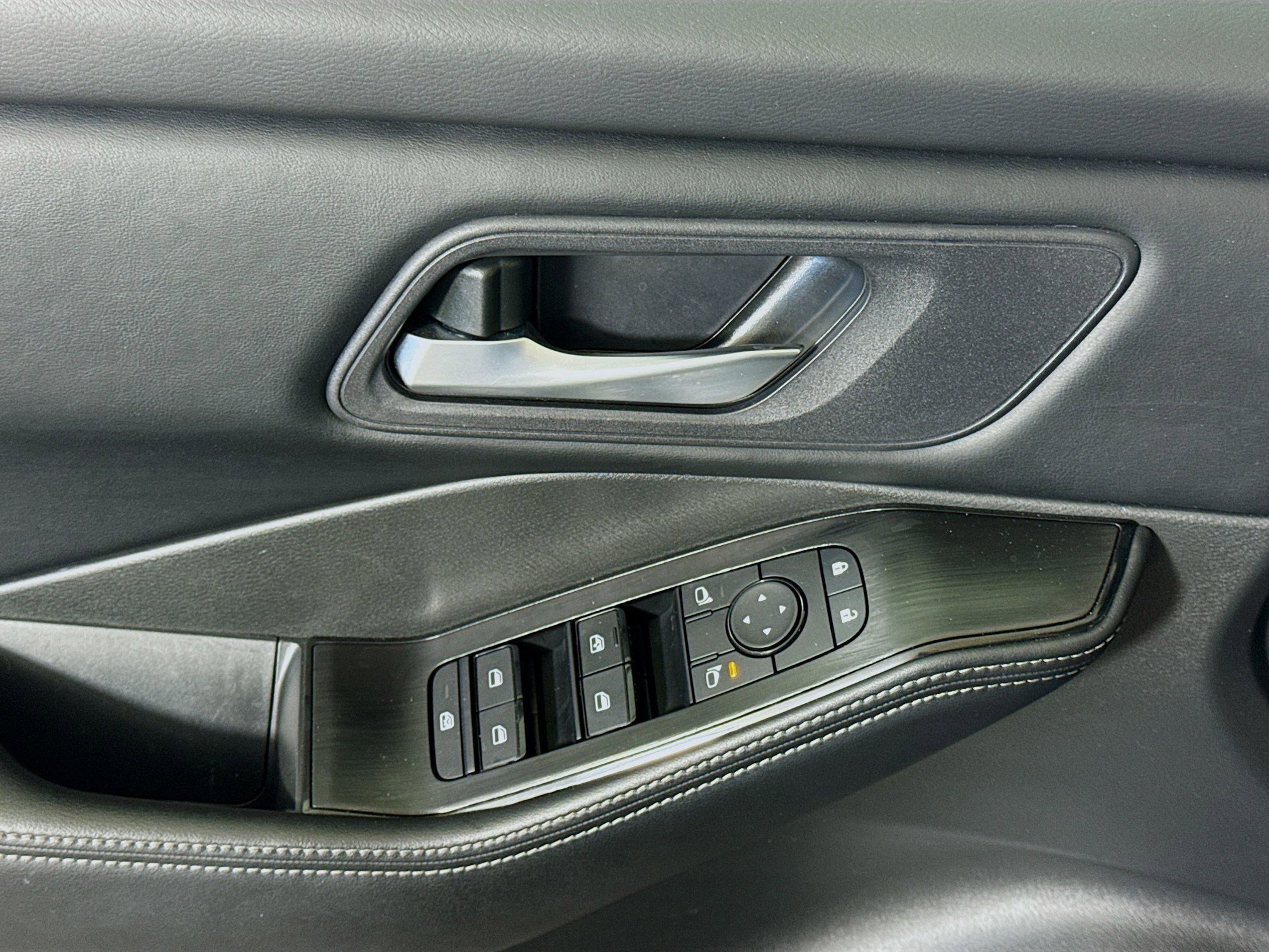 Used 2025 Nissan Rogue SV image 24