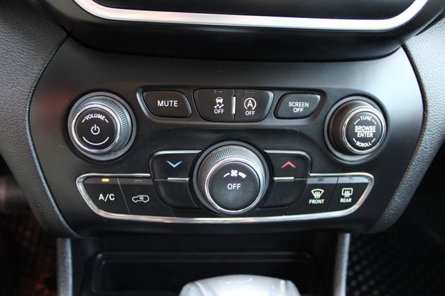 Used 2019 Jeep Cherokee Latitude Plus w/ Cold Weather Group AWD/4WD image 24