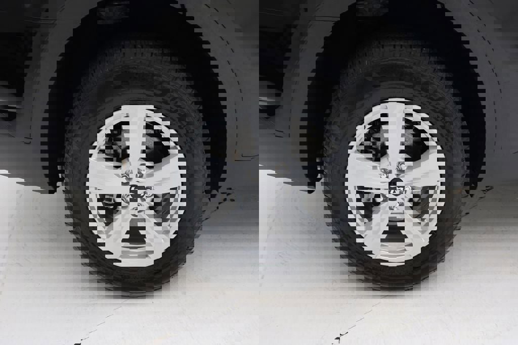 Used 2023 Kia Sorento LX image 10