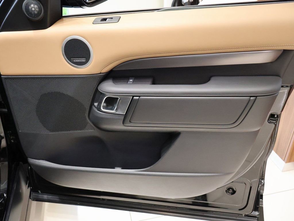 Certified 2025 Land Rover Discovery Metropolitan Edition image 25