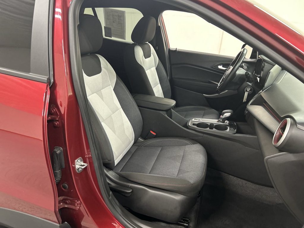 Used 2025 Chevrolet Trax RS w/ Driver Confidence Package FWD image 22