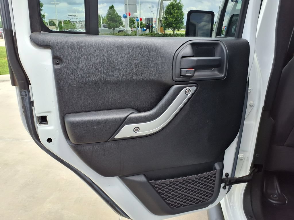 Used 2016 Jeep Wrangler Unlimited Sahara w/ Connectivity Group AWD/4WD image 15