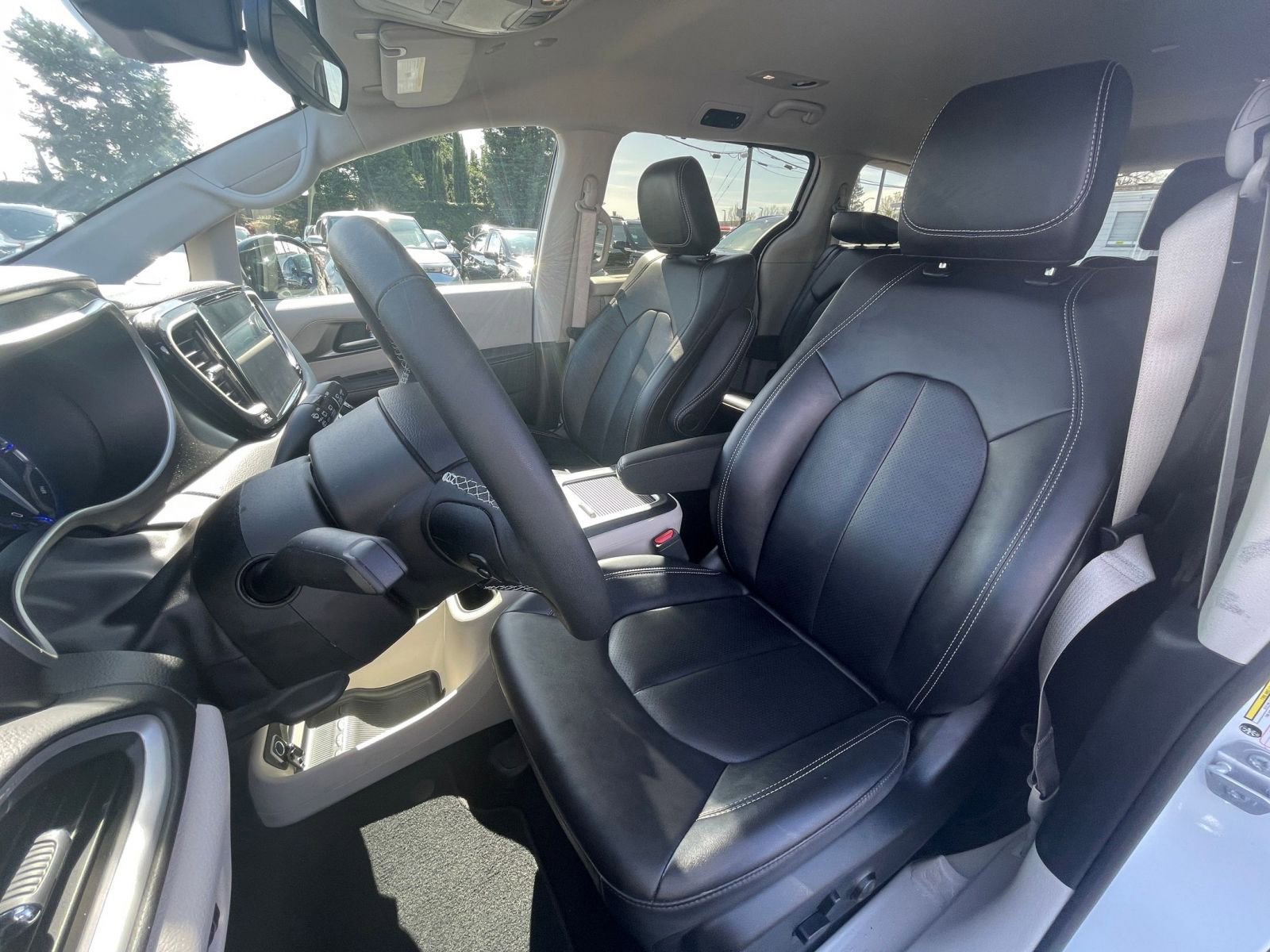 Used 2024 Chrysler Pacifica Touring-L image 33