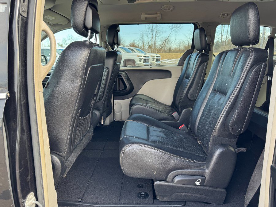 Used 2014 Chrysler Town & Country Touring-L w/ Driver Convenience Group image 16