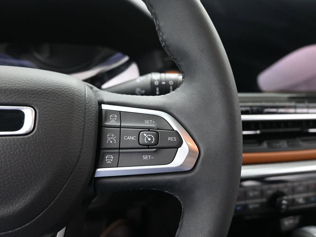 Used 2025 Jeep Compass Limited image 32