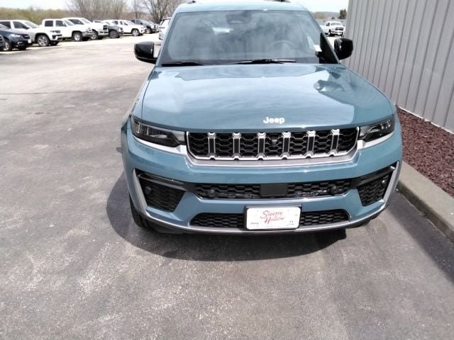 New 2026 Jeep Grand Cherokee Limited w/ Luxury Tech Group II AWD/4WD image 15