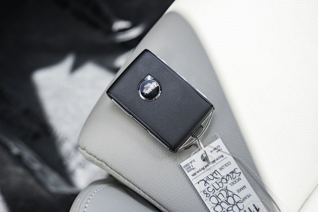 Certified 2025 Volvo XC40 B5 Plus w/ Protection Package Premier image 38