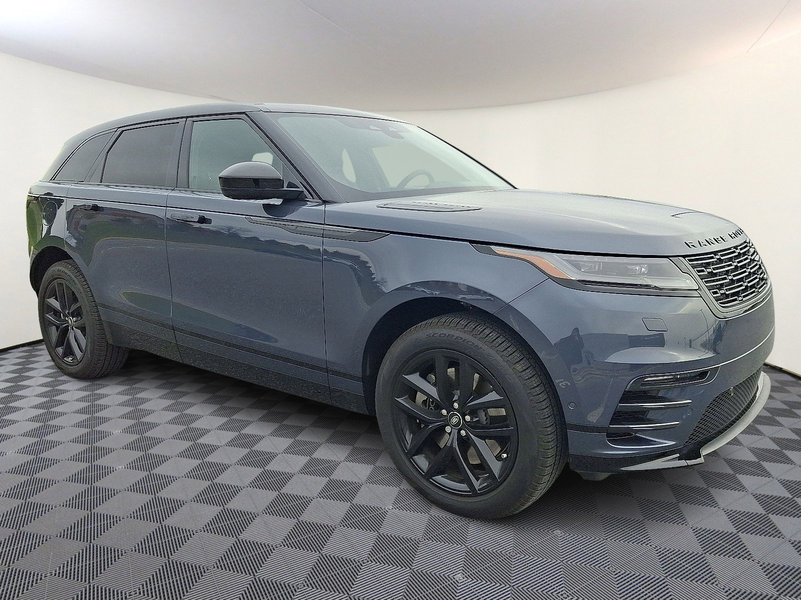 Used 2026 Land Rover Range Rover Velar Dynamic SE image 4