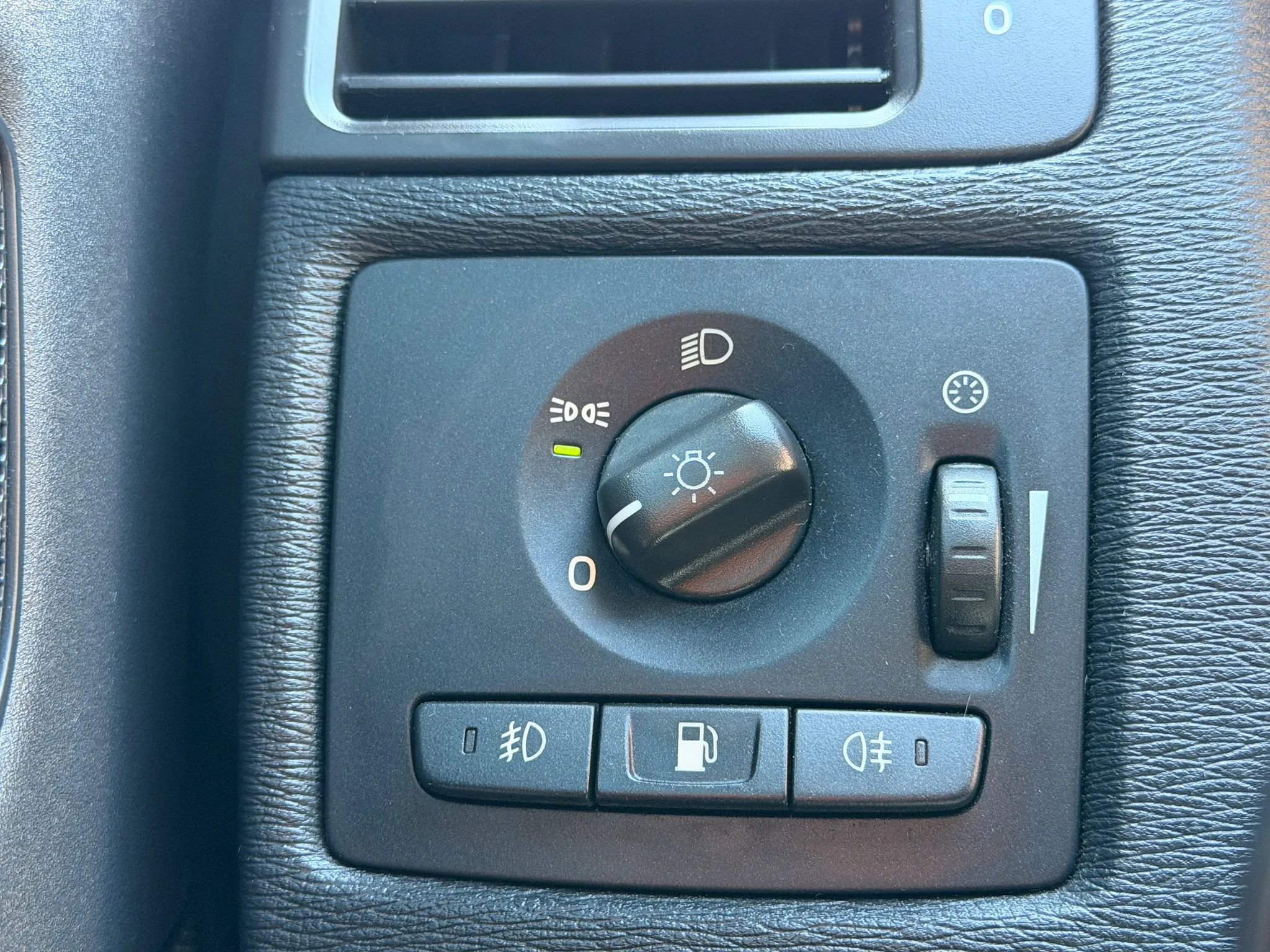 Used 2011 Volvo C70 T5 w/ Multimedia Pkg image 18