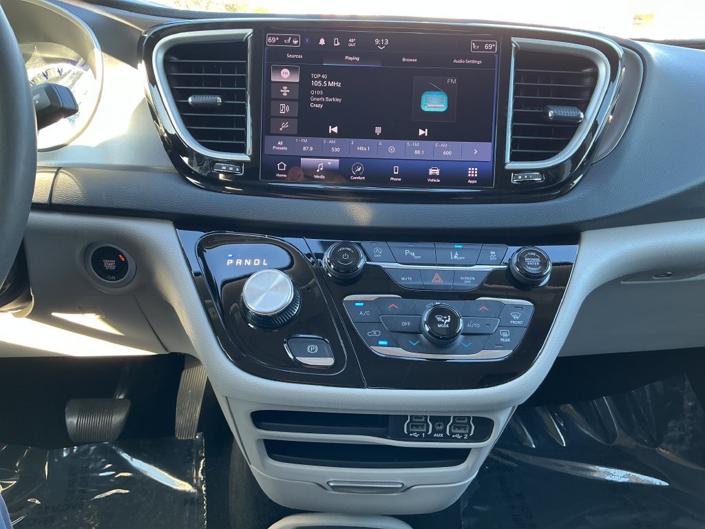 Used 2024 Chrysler Pacifica Touring-L FWD image 17