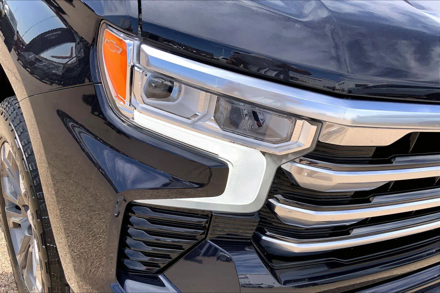 Used 2024 Chevrolet Silverado 1500 High Country w/ Technology Package AWD/4WD image 28