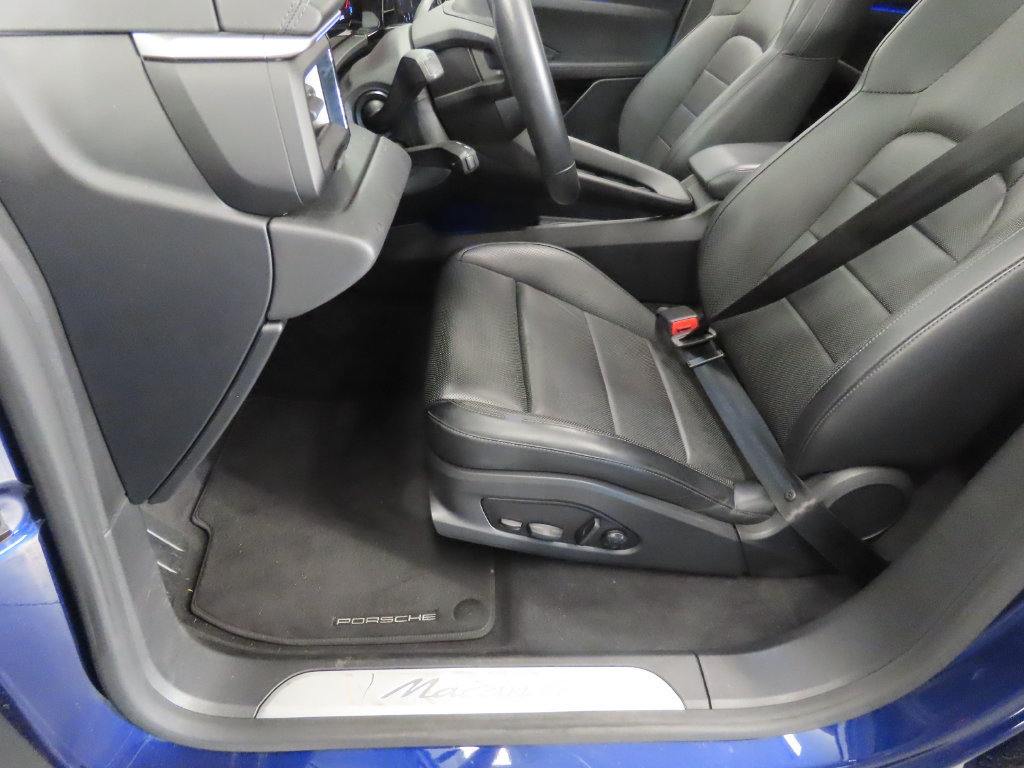 Certified 2024 Porsche Macan 4 Electric AWD/4WD image 39