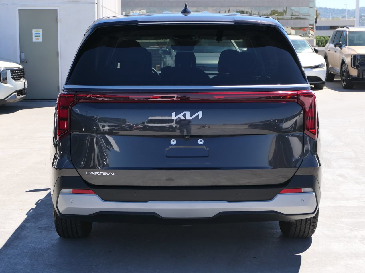 Used 2025 Kia Carnival FWD image 5