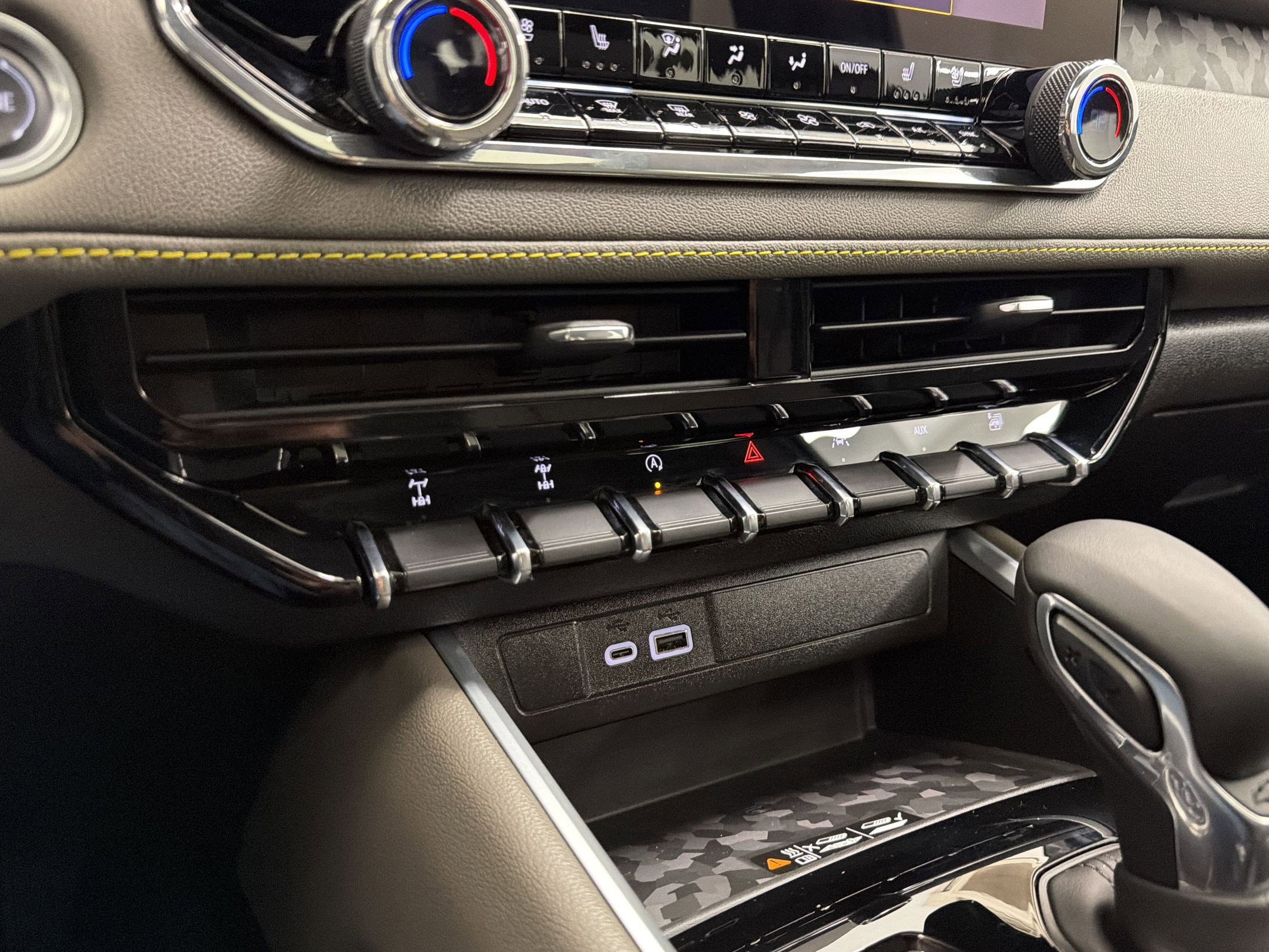 Used 2024 Chevrolet Colorado ZR2 w/ ZR2 Convenience Package III image 18