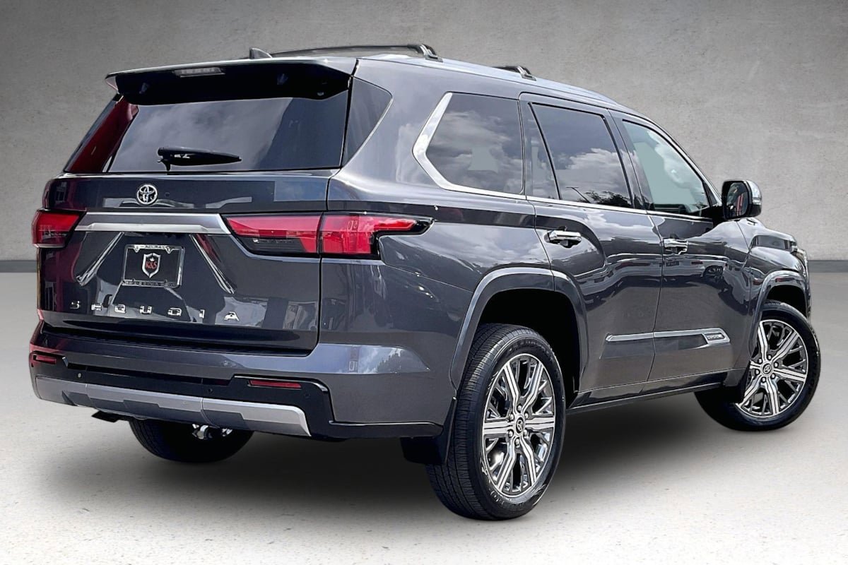 Used 2023 Toyota Sequoia Capstone AWD/4WD image 36