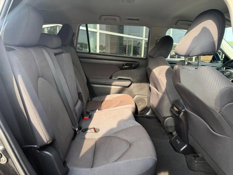 Used 2024 Toyota Highlander LE image 12