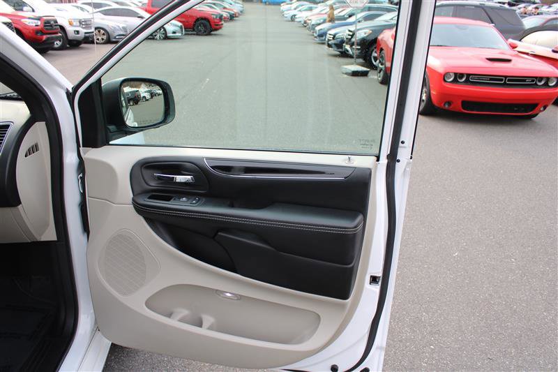 Used 2018 Dodge Grand Caravan SXT image 12