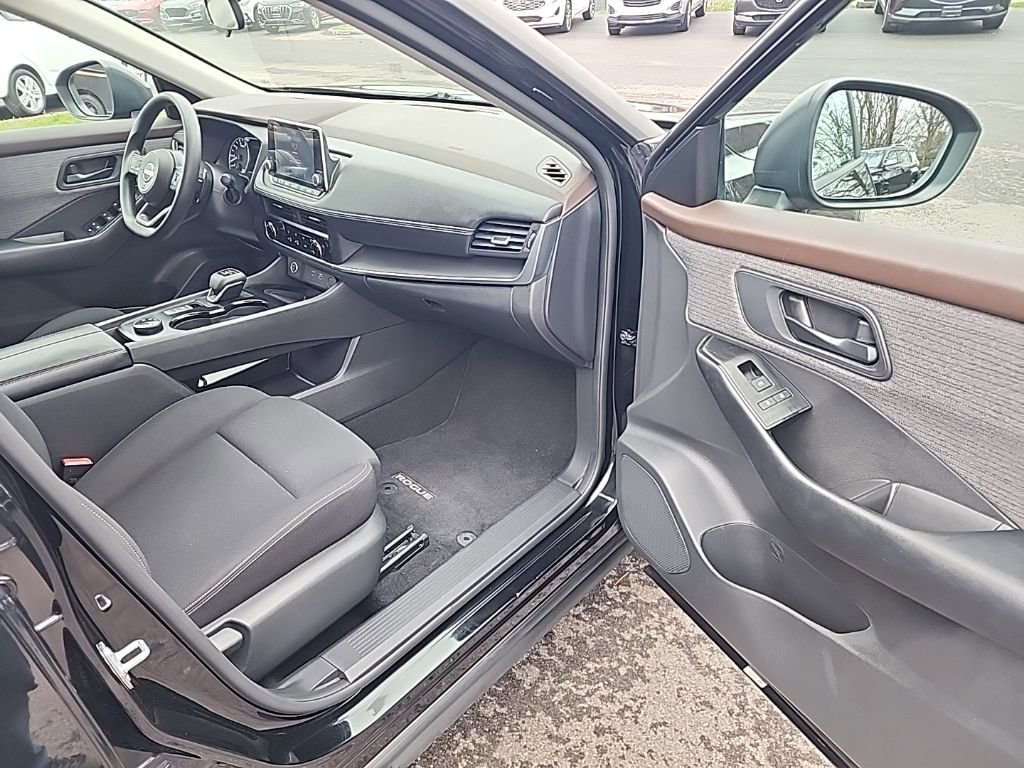 Used 2023 Nissan Rogue S image 23