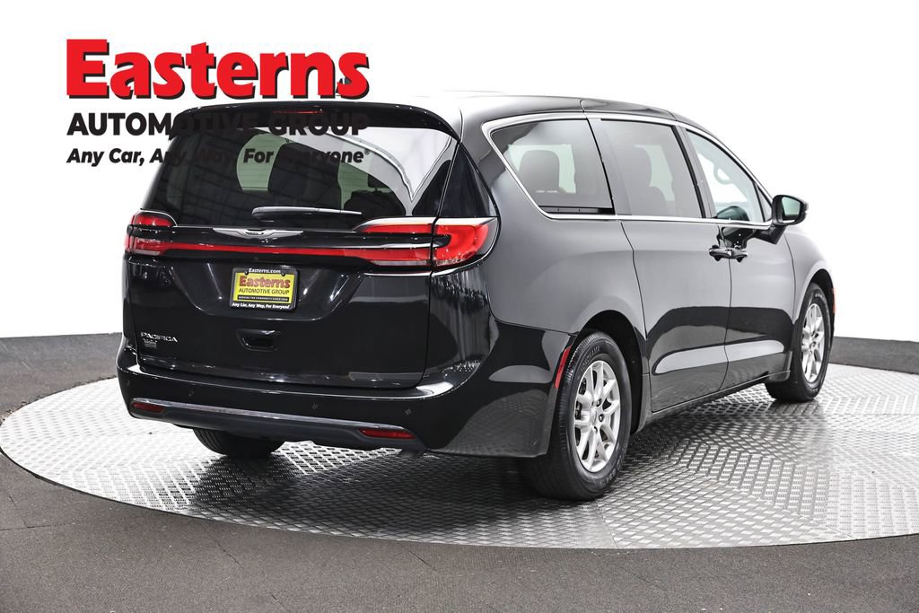 Used 2023 Chrysler Pacifica Touring-L FWD image 5