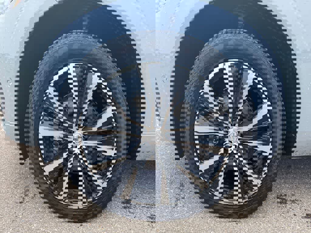 Used 2025 Volvo XC60 B5 Ultra image 9