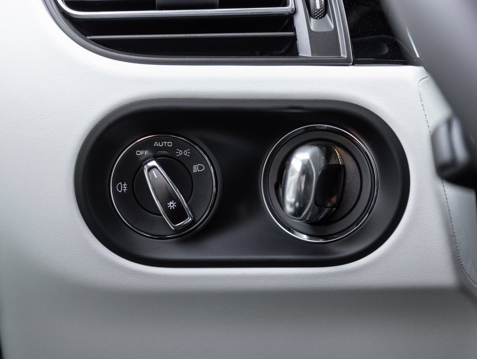 Certified 2026 Porsche Macan S AWD/4WD image 17