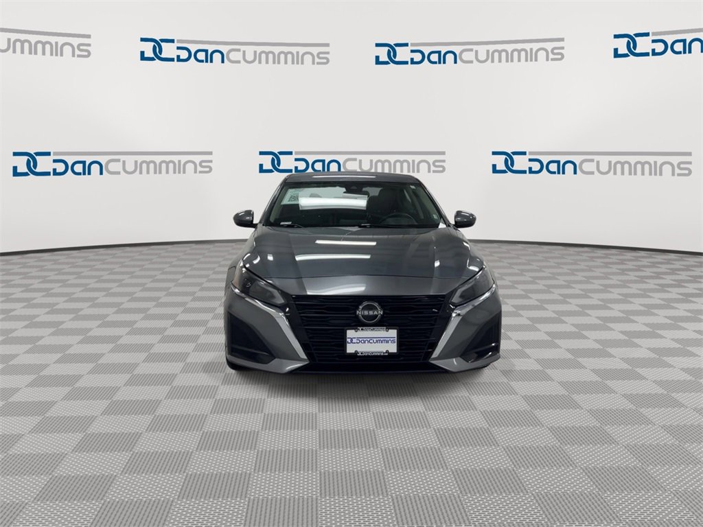 Used 2023 Nissan Altima 2.5 SV image 3