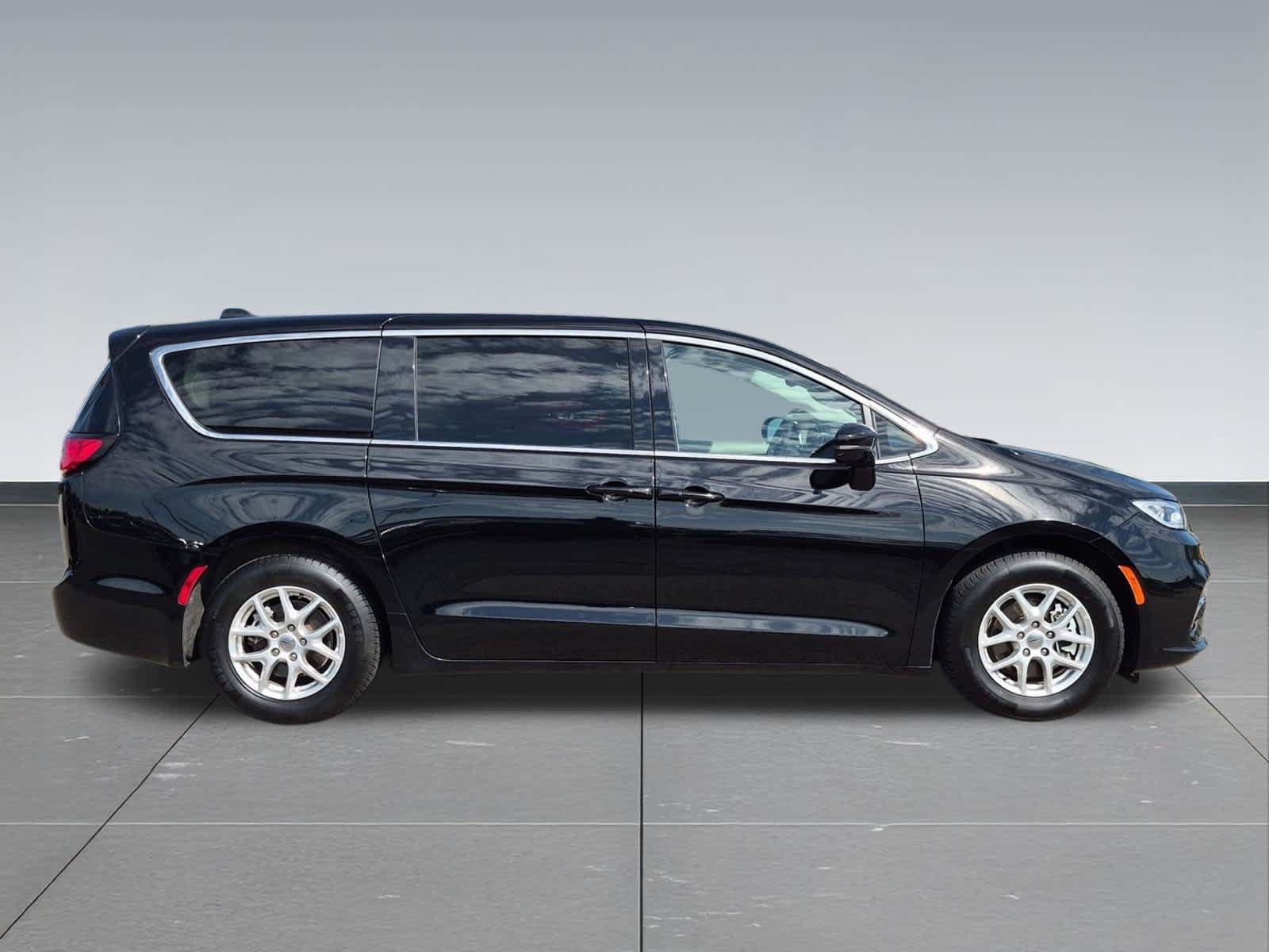 Used 2024 Chrysler Pacifica Touring-L FWD image 7