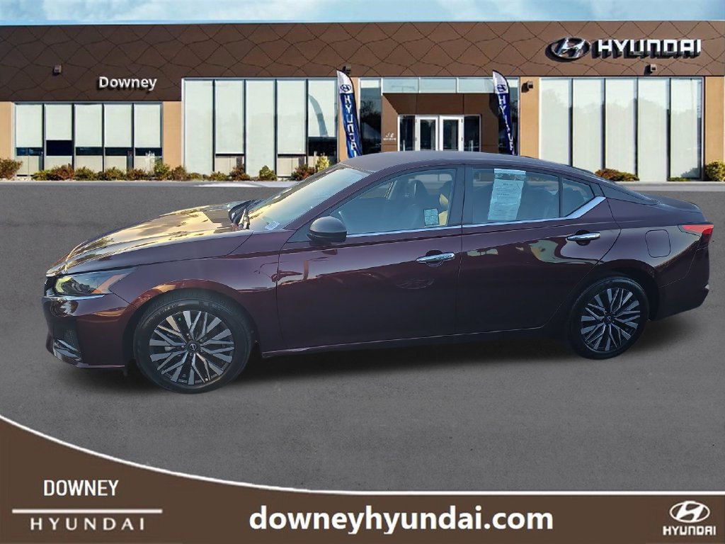Used 2025 Nissan Altima 2.5 SV FWD image 2