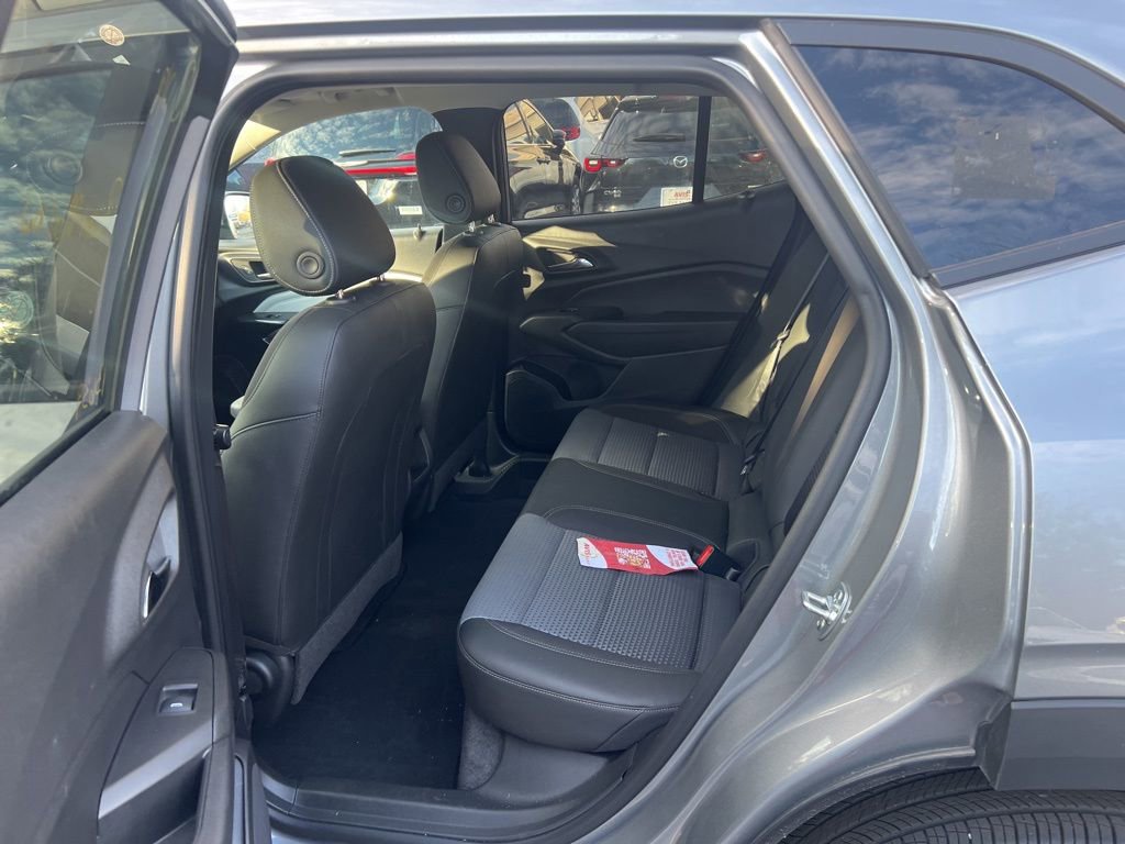 Used 2025 Chevrolet Trax LT w/ LT Convenience Package image 7