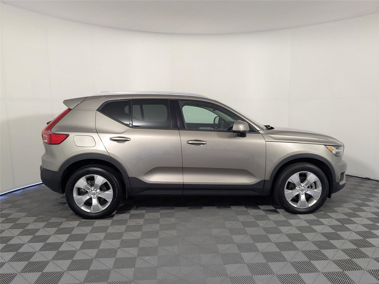 Used 2022 Volvo XC40 T5 Momentum image 4
